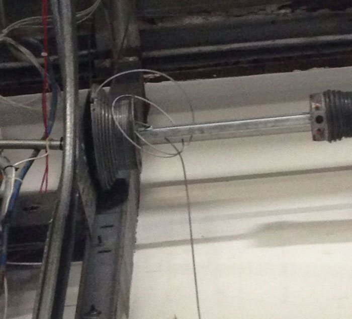 Câble de porte de garage cassé - SnappeD GarageDoor Cable